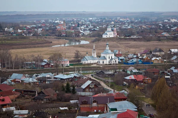 À noite, a velha paisagem urbana Suzdal do telhado. Igrejas, mosteiros — Fotografia de Stock