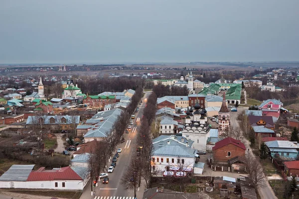 À noite, a velha paisagem urbana Suzdal do telhado. Igrejas, mosteiros — Fotografia de Stock