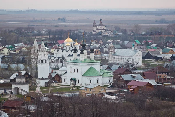 À noite, a velha paisagem urbana Suzdal do telhado. Mão de mulher de Pokrovsky — Fotografia de Stock