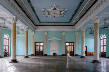 Terk edilmiş konakta fretwork ile büyük sütun salonunun iç