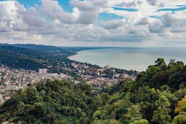 Tatil beldesi Sukhum'da Karadeniz sahilinin havadan görünümü 