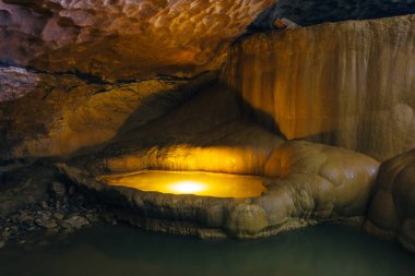 Güzel doğal mağara. Nizhnes'teki yeraltı göllerinin basamakları