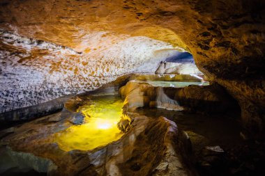 Güzel doğal mağara. Nizhnes'teki yeraltı göllerinin basamakları
