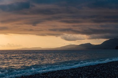 Karadeniz üzerinde güzel pastoral bulutlu gün batımı