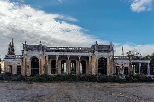 Alte verlassene Bahnhofsruine abchasien — Stockfoto