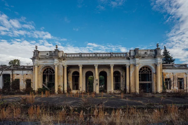 Velha estação ferroviária abandonada em ruínas Abcásia — Fotografia de Stock