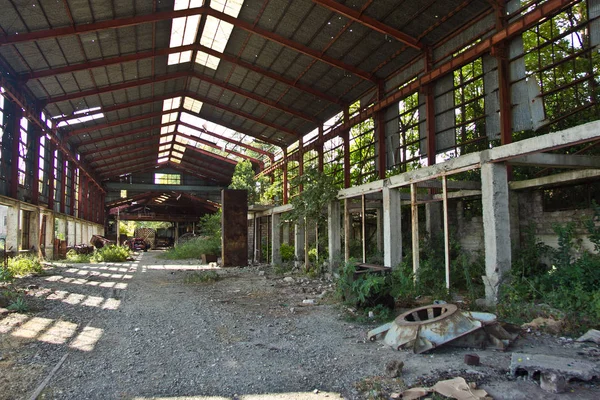 Industriebauten in Trümmern. Verrostete Überreste — Stockfoto