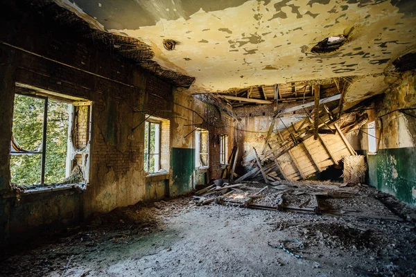 Ruined room, collapsed ceiling in abandoned building — Stock Photo, Image