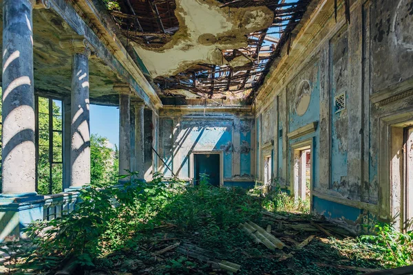Ruined mansion hall interior overgrown by plants. Nature and aba — Stock Photo, Image
