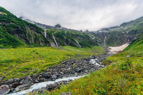 Dağ manzarası, şelaleler. Achapara Nehri Vadisi, Abhaz — Stok fotoğraf