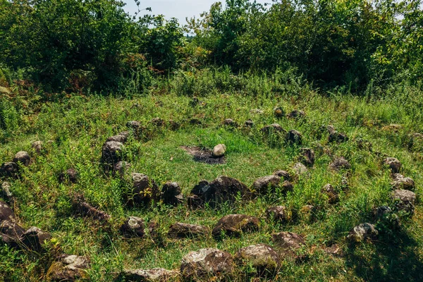 Altes cromlech, megalithischer Steinkreis bei esera, Abchasien — Stockfoto