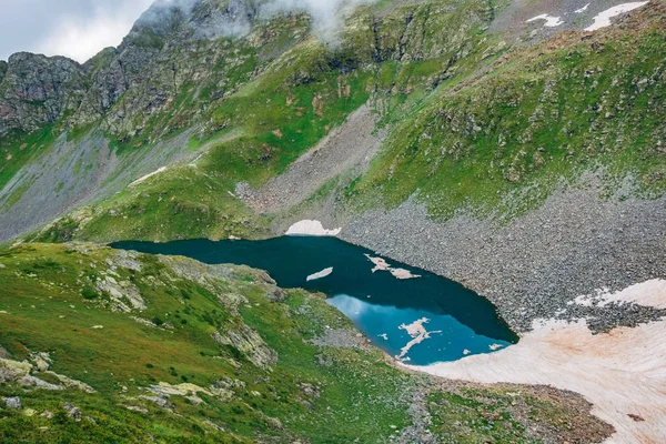 Kall liten blå alpin sjö avtagande månen på sommaren, antenn vi — Stockfoto
