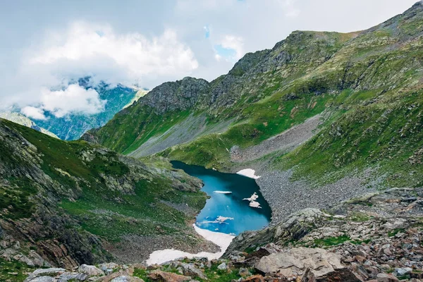 Kall liten blå alpin sjö avtagande månen på sommaren, antenn vi — Stockfoto