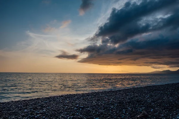 Karadeniz üzerinde güzel pastoral bulutlu gün batımı