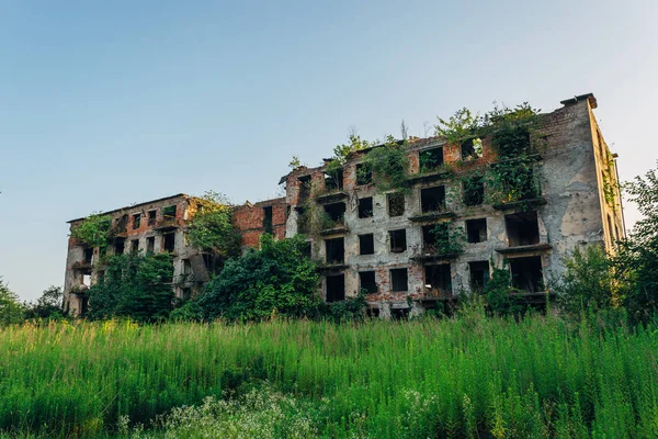 Casa de apartamento em ruínas com marcas de bala na cidade fantasma — Fotografia de Stock