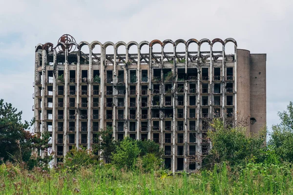 Sanatório desportivo em ruínas, consequências da guerra em Abkhaz — Fotografia de Stock