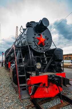 Tren istasyonunda eski siyah buharlı lokomotif