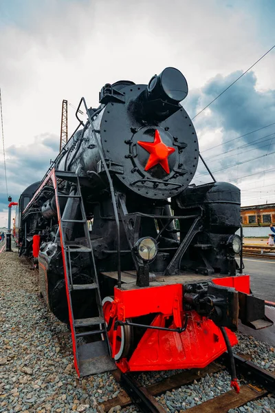 Antigua locomotora de vapor negro en la estación de tren — Foto de Stock