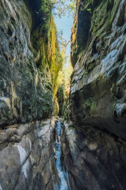 Dağ geçidinde dar dağ nehir kanyonu