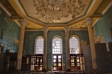 Gudauta, Abkh tren istasyonunun terk edilmiş büyümüş iç