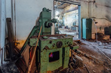 Atölyede eski endüstriyel takım tezgahları. Paslı metal ekipmanlar 