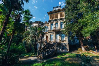 Parkta eski güzel büyümüş konak. Eski Ninua Konağı.