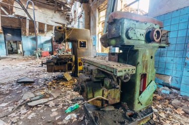 Atölyede eski endüstriyel takım tezgahları. Paslı metal ekipmanlar 