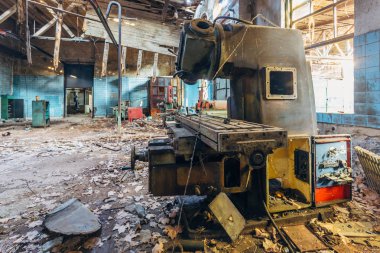 Atölyede eski endüstriyel takım tezgahları. Paslı metal ekipmanlar 