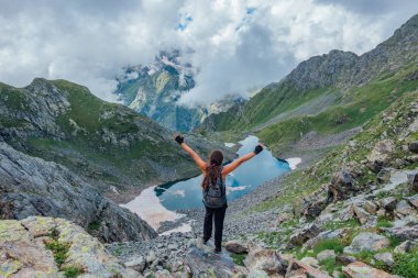 Kaya üzerinde kaldırdı kolları ile midilli masalı ile Mutlu başarılı turist