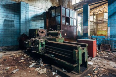 Atölyede eski endüstriyel takım tezgahları. Paslı metal ekipmanlar 