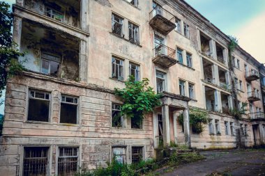 Terk edilmiş madencilik hayalet kasabası Jantuha, Abhazya. Yok edilen boş h