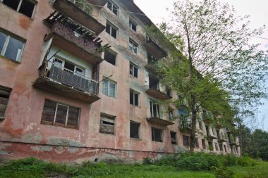 Terk edilmiş madencilik hayalet kasabası Polyana, Abhazya. Yok edilen boş h