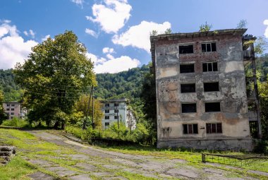 Terk edilmiş madencilik hayalet kasabası Polyana, Abhazya. Yok edilen boş h
