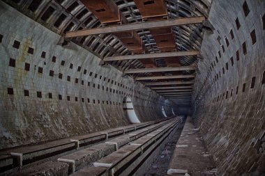 Terk edilmiş yeraltı nükleer fizik labo yuvarlak karo tünel