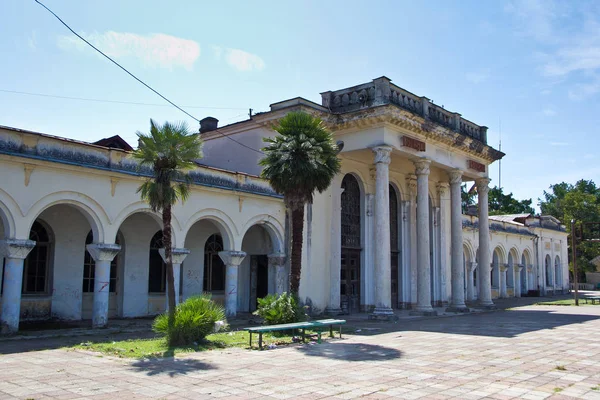 Eski harap terk edilmiş tren istasyonu Abhazya
