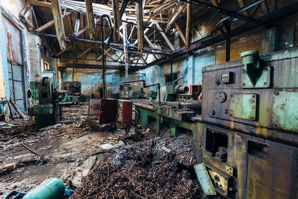 Oude industriële gereedschapswerktuigen in de werkplaats. Roestige metalen apparatuur — Stockfoto