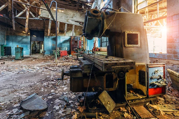 Atölyede eski endüstriyel takım tezgahları. Paslı metal ekipmanlar 