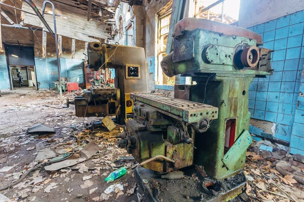 Máquinas-ferramentas industriais velhas na oficina. Equipamento de metal enferrujado — Fotografia de Stock