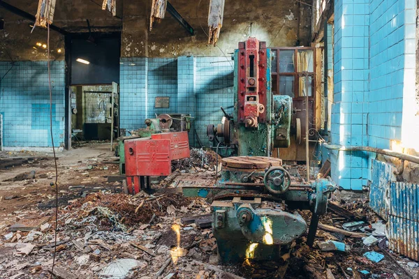 Nástroj pro staré průmyslové stroje v dílně. Rezavé kovové vybavení i — Stock fotografie