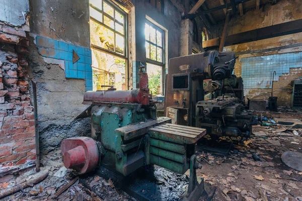 Máquinas-ferramentas industriais velhas na oficina. Equipamento de metal enferrujado — Fotografia de Stock