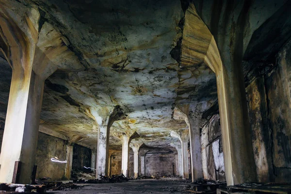 Intérieur sombre et effrayant du hall industriel souterrain à aband — Photo