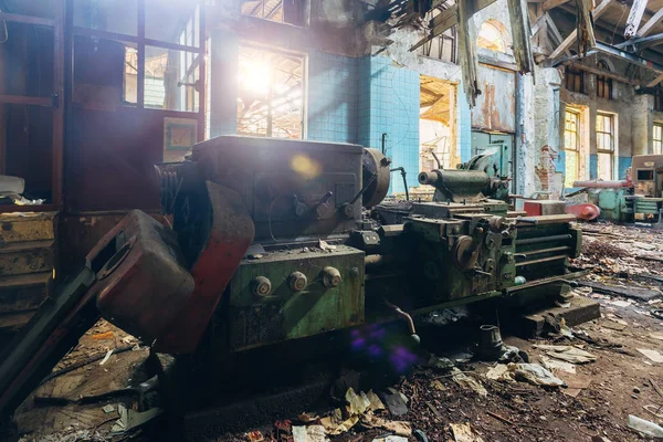 Oude industriële gereedschapswerktuigen in de werkplaats. Roestige metalen apparatuur — Stockfoto