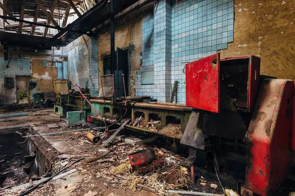 Oude industriële gereedschapswerktuigen in de werkplaats. Roestige metalen apparatuur — Stockfoto