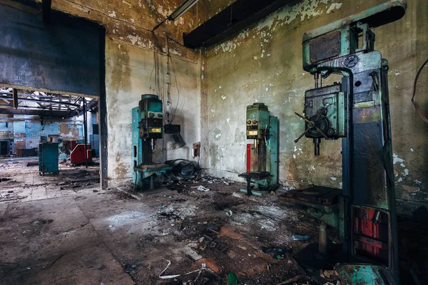 Velhas máquinas de perfuração industrial enferrujado em trabalho de fábrica abandonada — Fotografia de Stock