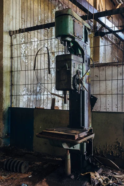 Oude roestige industriële boormachine in verlaten fabriek werkt — Stockfoto