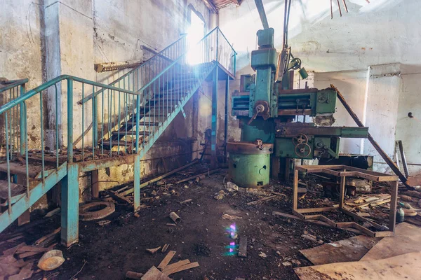 Máquinas-ferramentas industriais velhas na oficina. Equipamento de metal enferrujado — Fotografia de Stock