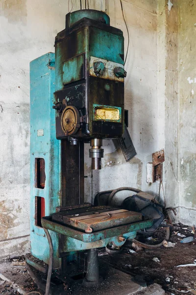 Oude roestige industriële boormachine in verlaten fabriek werkt — Stockfoto