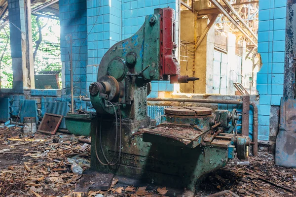 Máquinas-ferramentas industriais velhas na oficina. Equipamento de metal enferrujado — Fotografia de Stock
