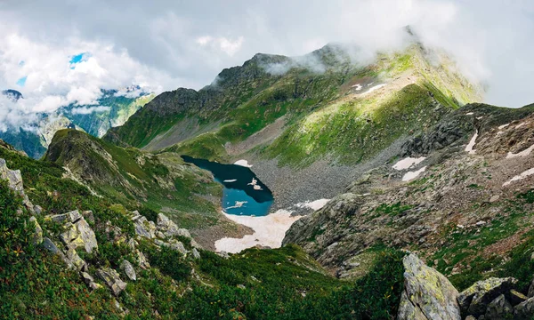 Kall liten blå alpin sjö avtagande månen på sommaren, antenn vi — Stockfoto