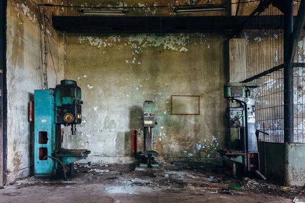 Oude roestige industriële boormachine gereedschap in verlaten fabriek — Stockfoto